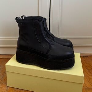 Stylish In-Demand UGG Cityfunc winter boots. NWT.